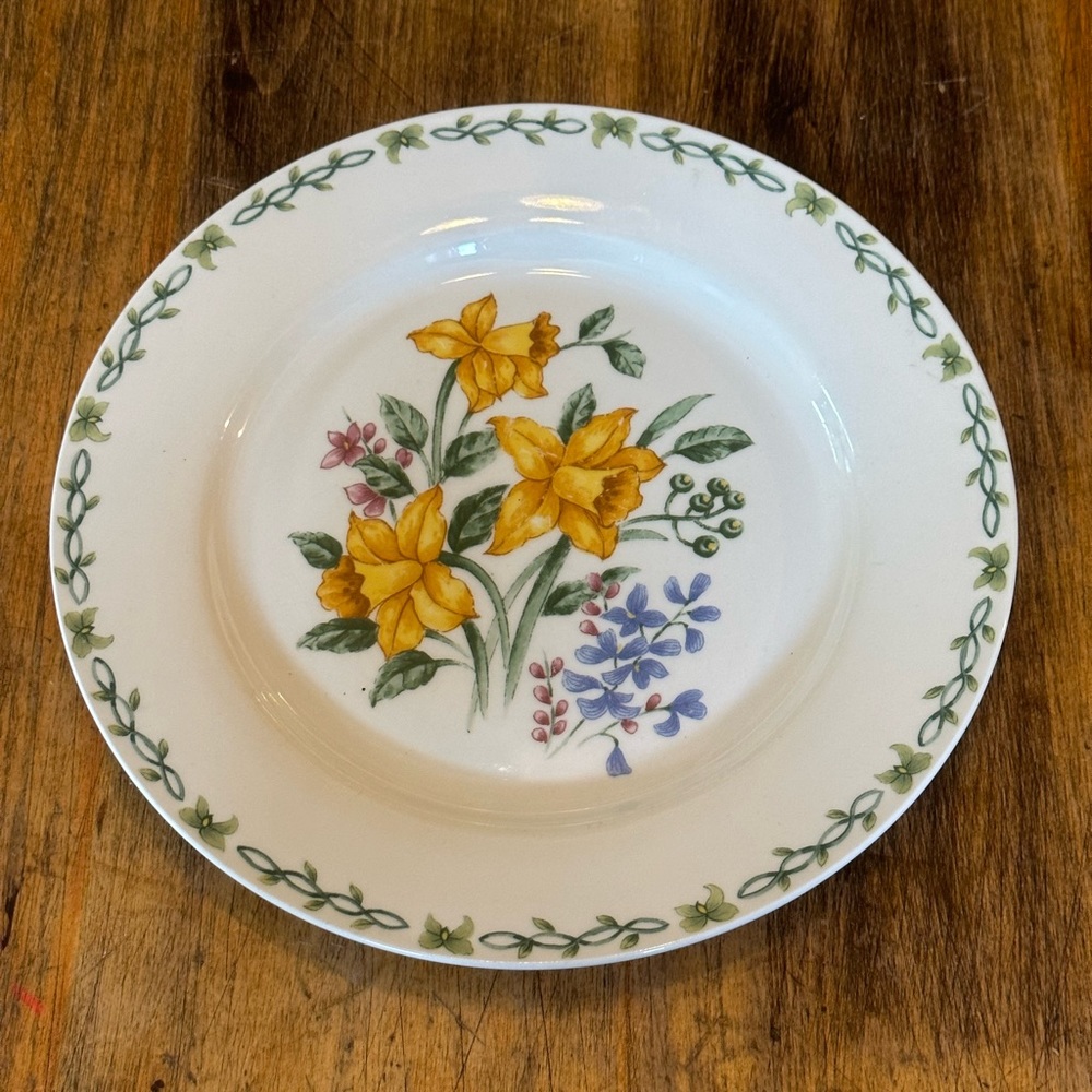 Floral Garden by Thomson Pottery Dinner Plate Daffodils 10.5”